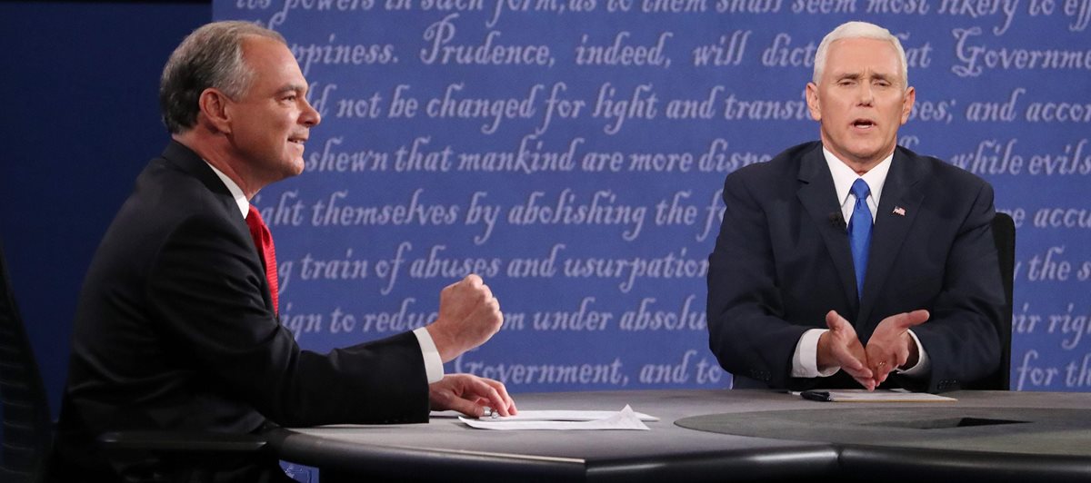 Tim Kaine, vicepresidenciable demócrata y Mike Pence, vicepresidenciable republicano durante el debate del martes. (Foto Prensa Libre: EFE).