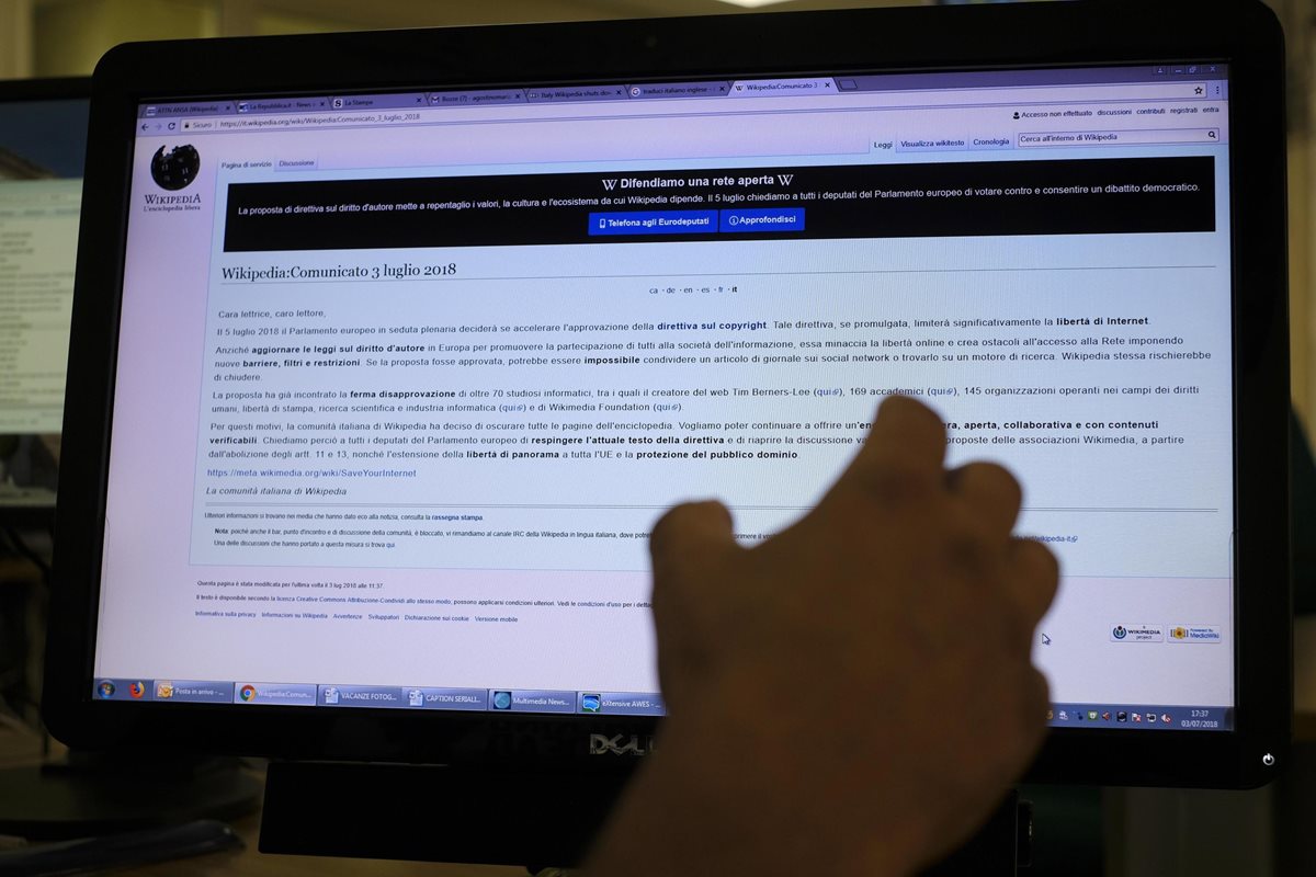 La versión italiana de Wikipedia cerró temporalmente para protestar contra la nueva directiva sobre derechos de autor de la Unión Europea (Foto Prensa Libre: EFE).