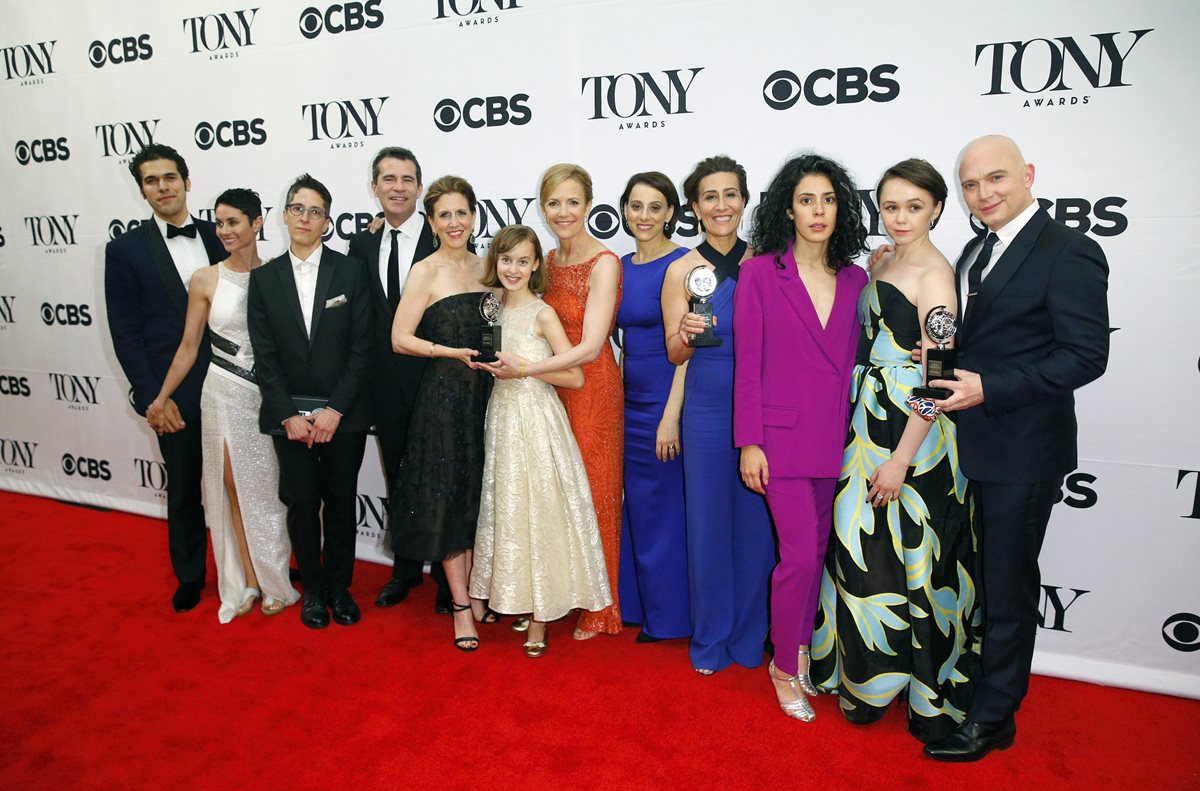 El elenco de Fun Home, después de ganar el mejor musical en el Radio City Music Hall de Nueva York. (Foto Prensa Libre: EFE)