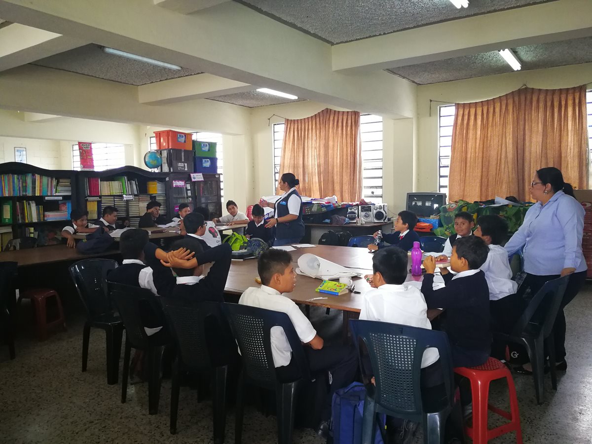 Los niños reciben clases en la biblioteca o en la dirección de la escuela.(Prensa Libre: José Patzán)