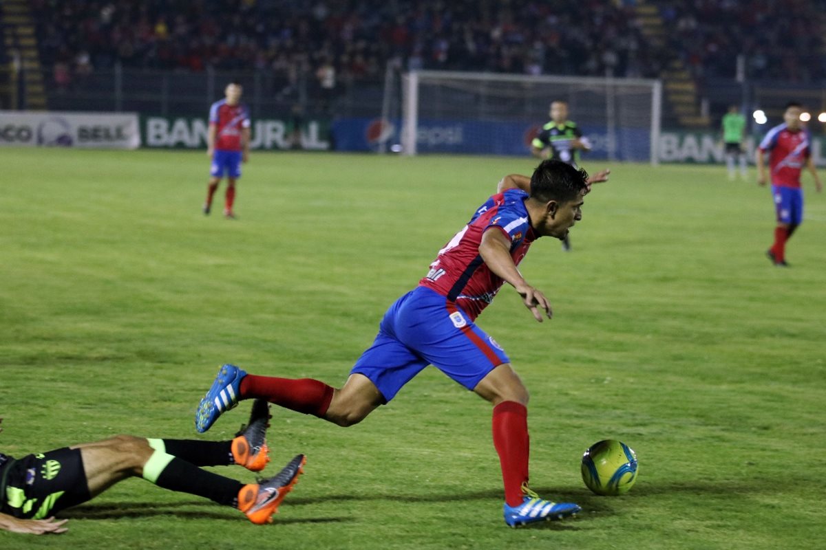 Los chivos pelearon cada balón del encuentro. (Foto Prensa Libre: Carlos Ventura)