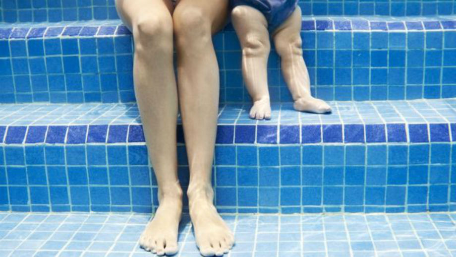 Los niños pequeños son los más expuestos a los químicos nocivos que se generan en la piscina porque tragan más agua. (GETTY IMAGES)