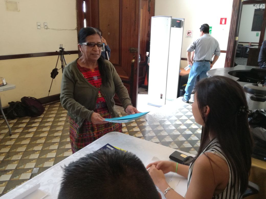 Martha Lares fue la primera en llevar su expediente al Congreso, aspira a la magistratura de conciencia (Foto Prensa Libre: Jessica Gramajo)