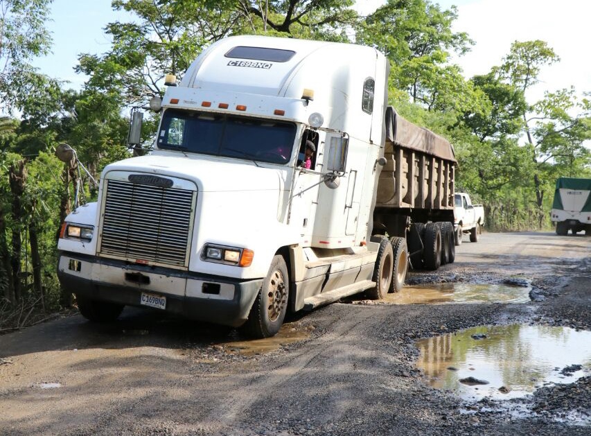 El estado de las carreteras y la falta de acción de las autoridades para repararlas son los factores que incidirán en un incremento en los servicios de las empresas de transporte pesado. (Foto: Dony Stewart)