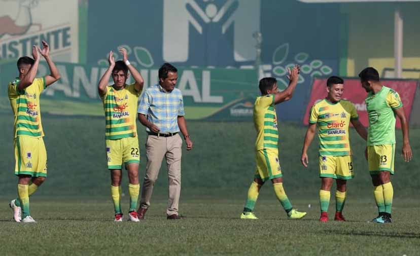 Los jugadores y cuerpo técnico de Guastatoya agradecieron el apoyo de la afición. (Foto Prensa Libre: Francisco Sánchez)