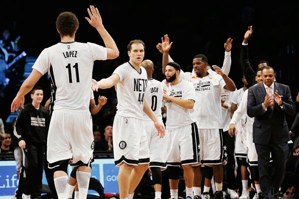 Los jugadores de Brooklyn festejaron el pase a los Playoffs en la Conferencia del Este. (Foto Prensa Libre: AP).