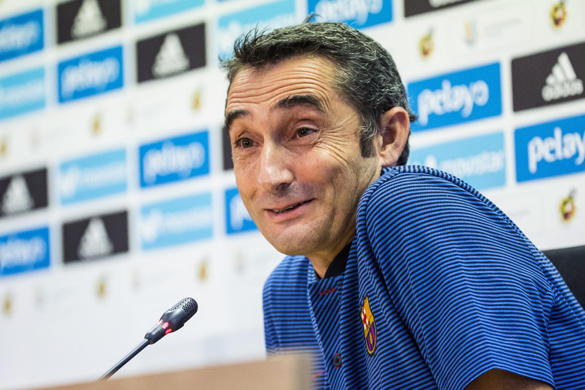 El técnico Erneste Valverde, del FC Barcelona, habla en la conferencia de prensa de este martes. (Foto Prensa Libre: EFE)
