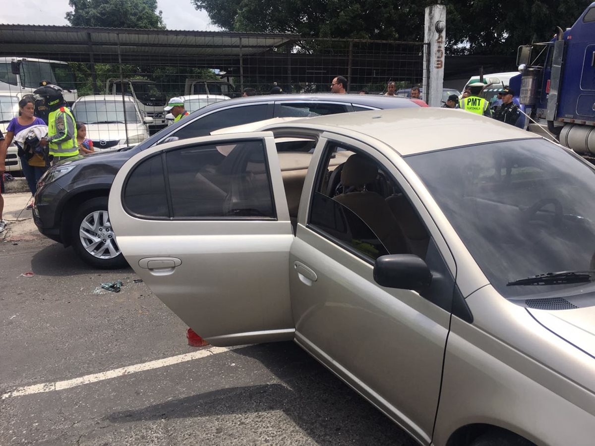 El accidente provocó daños y el paso vehicular fue desviado. (Foto Prensa Libre: PMT)