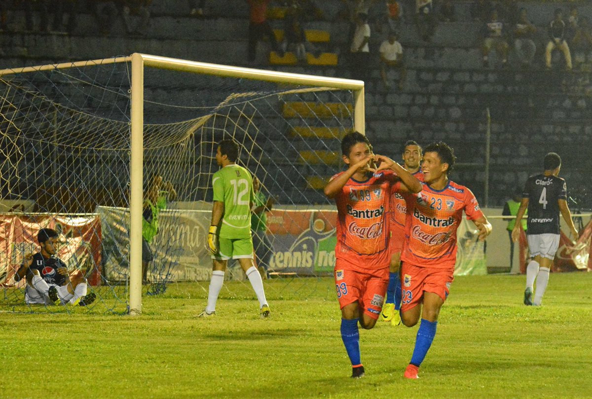 El venado Fredy López celebra la anotación conseguida ante Universidad (Foto Prensa Libre: Omar Méndez)