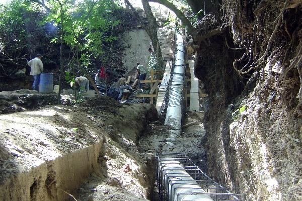 Empleados de   la comuna de Gualán trabajan en    el sistema domiciliar de agua.