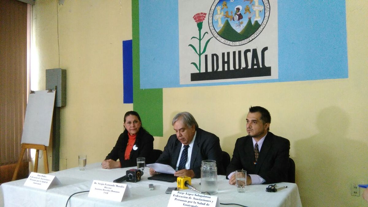 Alma Robles, de la Federación de Asociaciones y Personas por la Salud de Guatemala; Sergio Morales, director del IDHUsac y Jorge López, también de la Federación, en conferencia de prensa. (Foto Prensa Libre: Andrea Orozco)