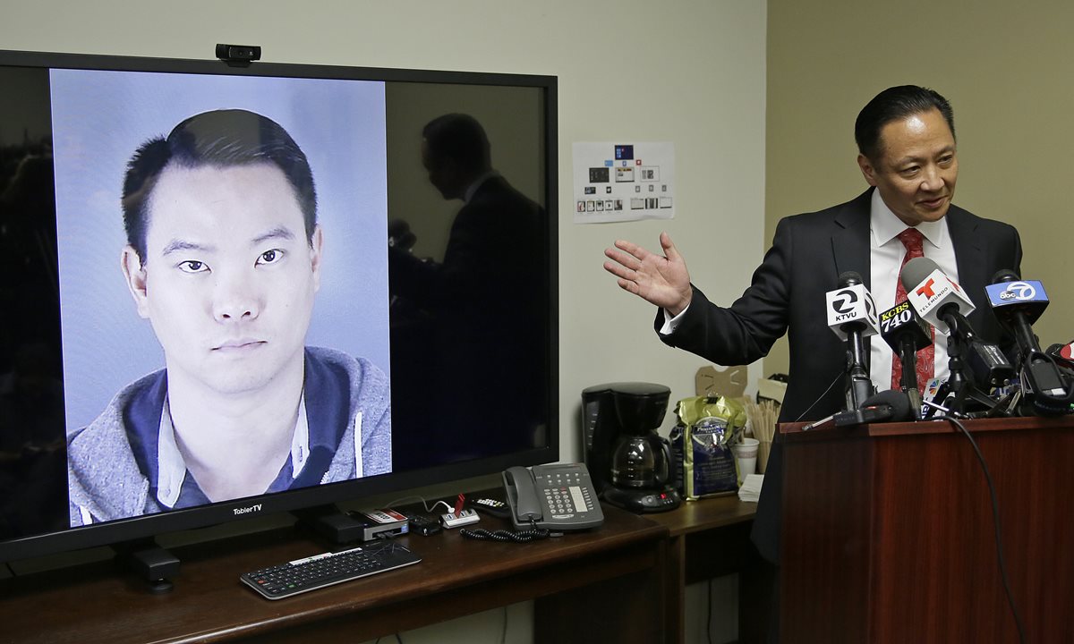 El defensor público de San Francisco, Jeff Adachi, durante la conferencia de prensa donde habló de los mensajes de texto racistas hallados en el celular del agente Jason Lai (en la pantalla). (Foto Prensa Libre: AP).