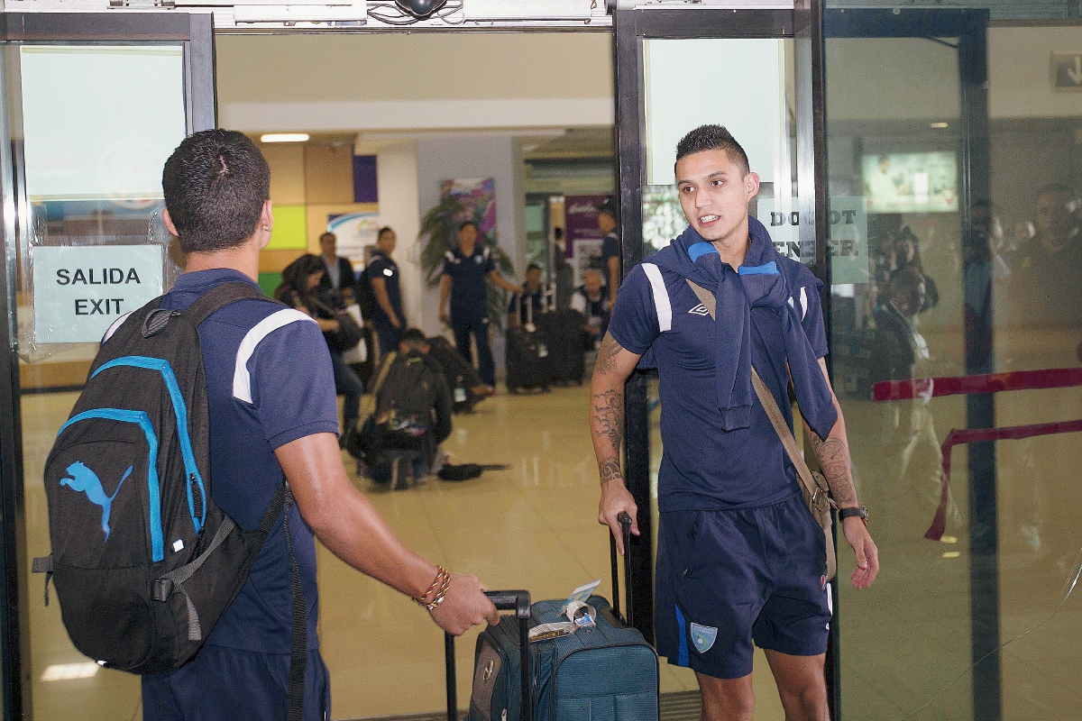 Jorge Aparicio —derecha— a su llegada al país con la Selección Nacional de futbol, luego de fracasar en la Copa Oro en Estados Unidos, al ser eliminados en la fase de grupos (Foto Prensa Libre: Norvin Mendoza)