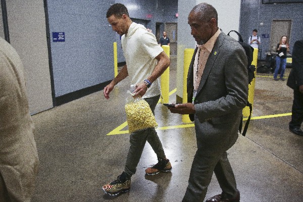 El Jugador Más Valioso de la NBA, Stephen Curry estará fuera dos semanas. (Foto Prensa Libre: AP)