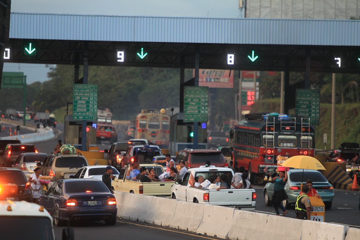 El 1 de enero de este año circularon 35 mil vehículos en la autopista Palín-Escuintla, según delegados de Siva.(Foto Prensa Libre: Hemeroteca PL)