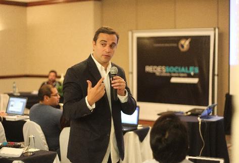 Luis Renato Olivares, de Facebook Latinoamérica, ofrece conferencia sobre redes sociales para periodistas (Foto Prensa Libre: E. García)