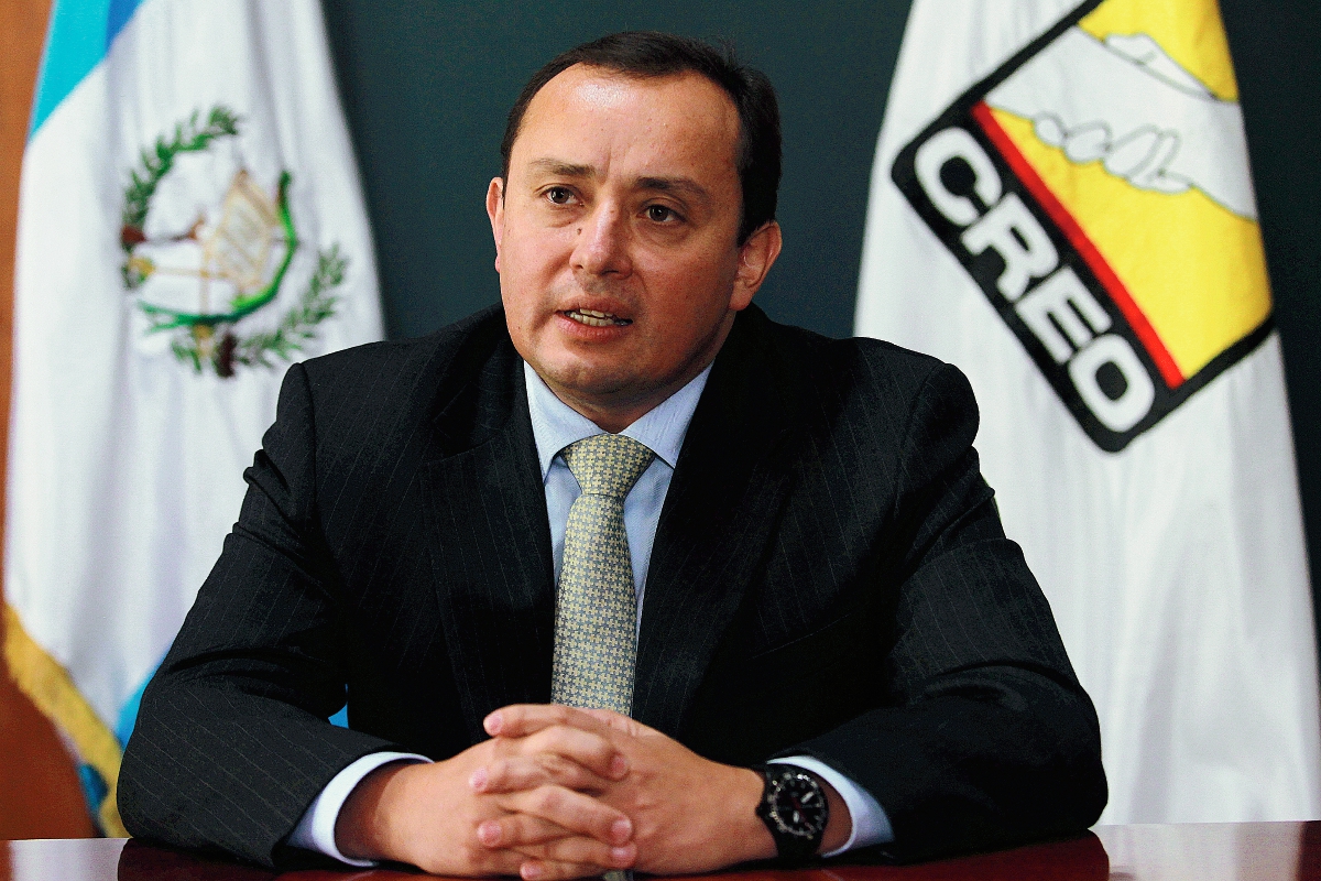 Roberto González, secretario general y candidato a la presidencia del Partido Compromiso, Renovación y Orden, anuncia a Rodolfo Neutze como vicepresidenciable de esa agrupación. (Foto Prensa Libre: Hemeroteca)