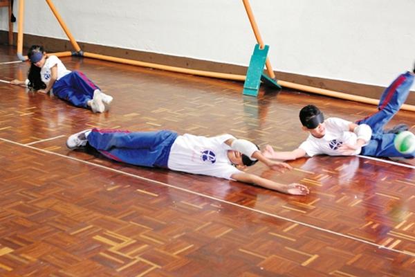 Estudiantes de la Escuela Santa Lucía, del Comité Prociegos y Sordos, juegan goalball. (Foto Prensa Libre: Brenda Martínez)