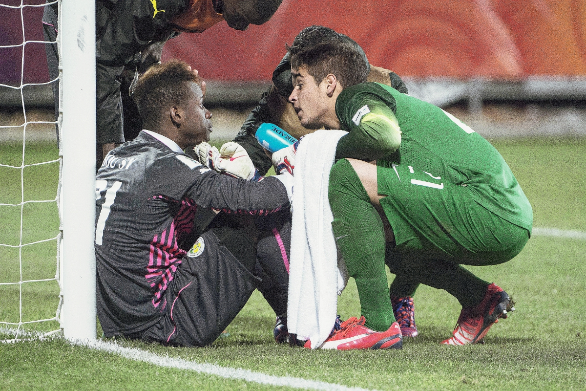 El portero de Brasil Jean (Verde) consuela al portero senegalés Ibrahima Sy  tras el partido de semifinales entre Brasil y Senegal en el Mundial de futbol sub-20. (Foto Prensa Libre: EFE)