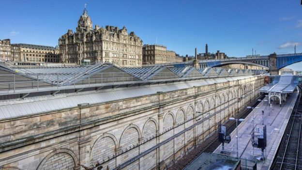 El reloj de Balmoral está adelantado para permitir a los viajeros tomar con tiempo sus trenes desde la vecina estación de Waverley. (SIMON HART / ALAMY STOCK PHOTO)