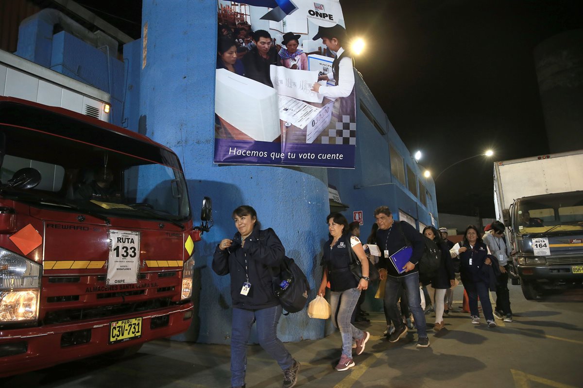 Trabajadores del Organismo Nacional de Procesos Electorales distribuyen material electoral para el referéndum. (Foto Prensa Libre: EFE)