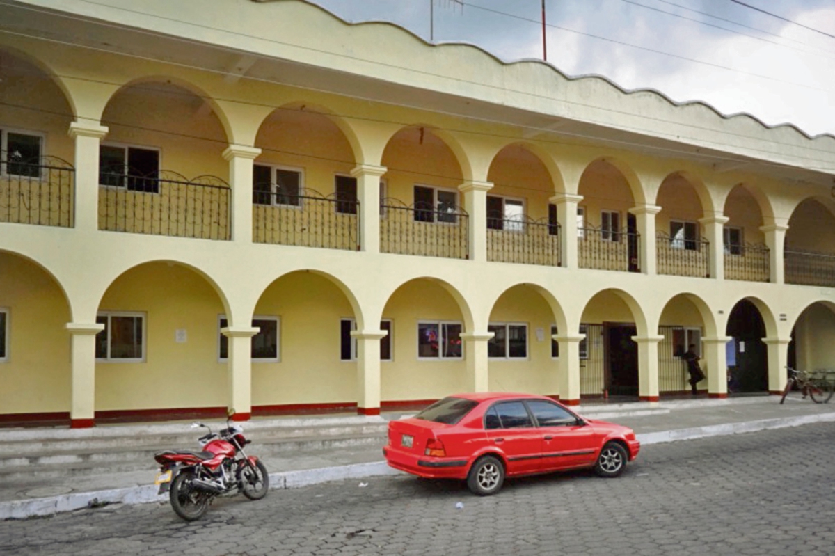 la sede de la Municipalidad fue reconstruida luego de que fuera quemada en el 2011.