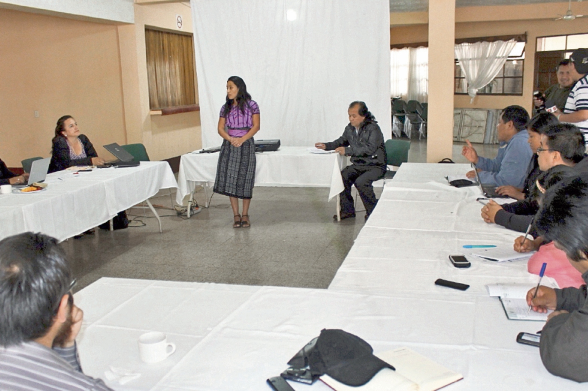 Representantes de  organizaciones de Quiché se reúnen para acordar el involucramiento de  candidatos a cargos de elección popular. (Foto Prensa Libre: Óscar Figueroa)