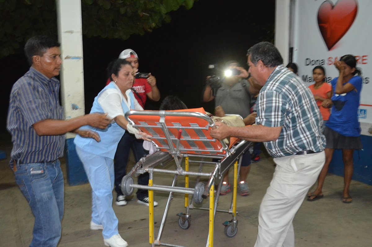 Uno de los heridos durante balacera en Champerico es trasladado al Hospital Nacional de Retalhuleu. (Foto Prensa Libre: Jorge Tizol)