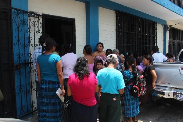 Decenas de personas hacen fila frente a sede del TSE de Mazatenango, para ser empadronados.