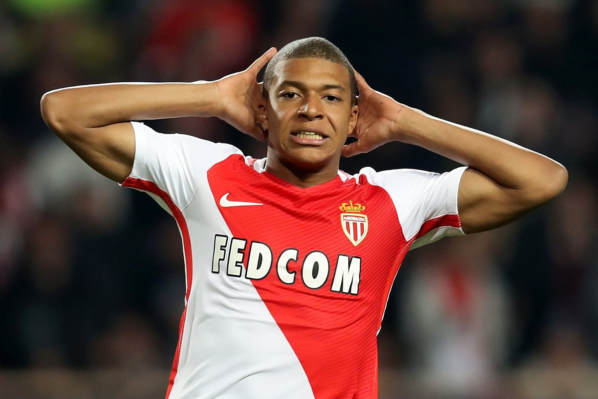 Mbappé, autor de uno de los goles que posibilitó al Mónaco eliminar al Manchester City irá por primera vez a la selección francesa. (Foto Prensa Libre: AFP).