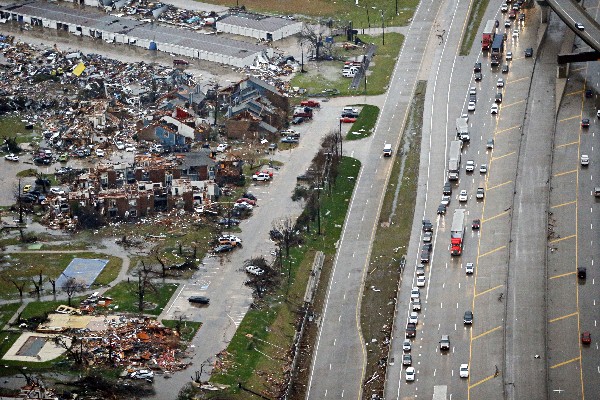 Unas vista aérea de los daños causados por los tornados en <span class="hps"> Dallas</span>, EE.UU. (Foto Prensa Libre:AP)