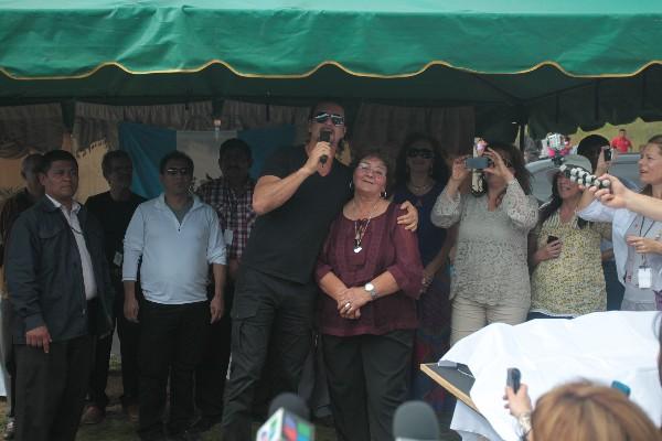 Ricardo Arjona abraza a su madre, Nohemí Morales, antes de desvelar la maqueta de la escuela primaria en Ixcanal.