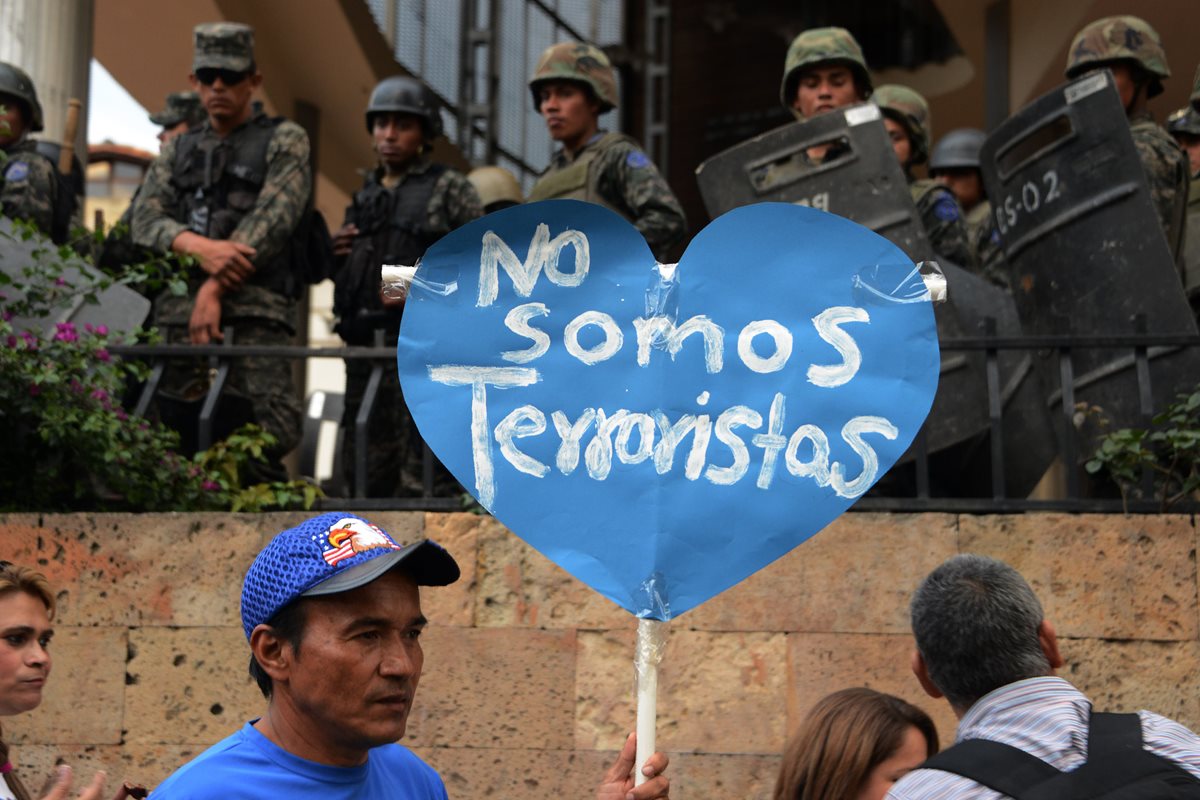 Un opositor hondureño protesta contra una ley que criminaliza las manifestaciones. (Foto Prensa Libre:AFP).