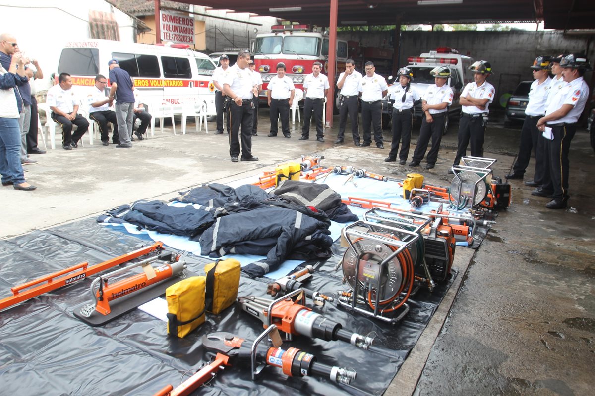 Socorristas muestran equipo hidráulico donado en Antigua Guatemala, Sacatepéquez. (Foto Prensa Libre: Miguel López)