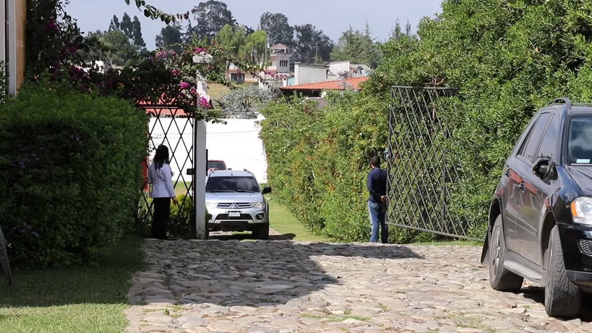 El alcalde de Villa Nueva, Edwin Escobar, ingresó por la puerta trasera de un salón de Santa Cruz del Quiché donde organizaron, en una reunión privada, los cargos del departamento para las próximas elecciones generales. (Foto Prensa Libre: Yéscia Tol)