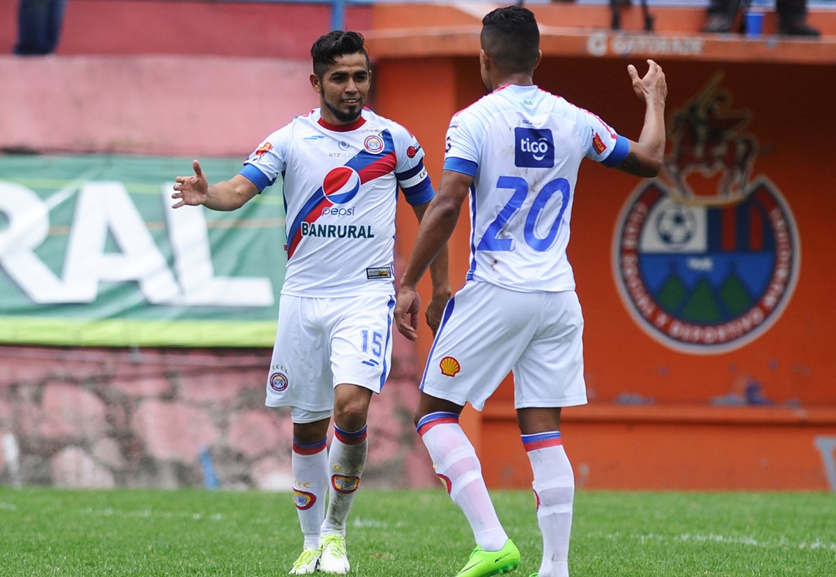 Así festejaron los jugadores de Xelajú, después del gol de César Morales. (Foto Prensa Libre: Francisco Sánchez)