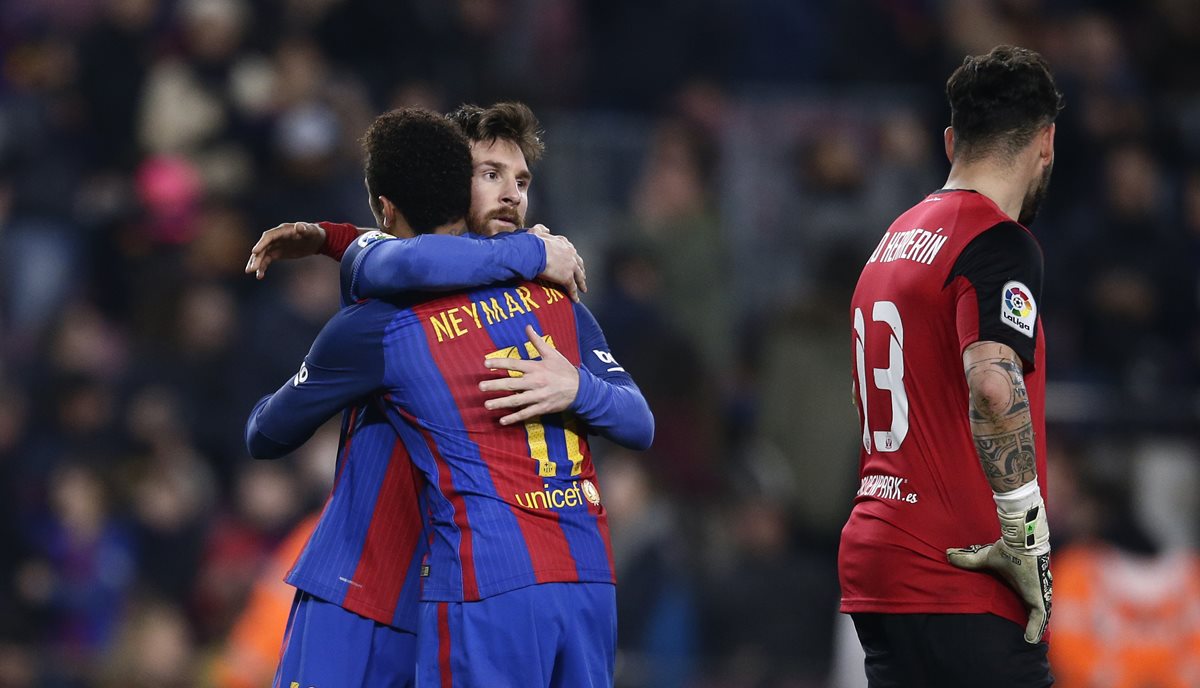 Messi fue el héroe para el Barcelona con un gol de penalti que evitó la vergüenza de Luis Enrique. (Foto Prensa Libre: AP)