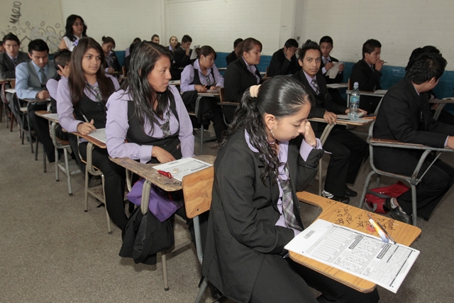 Veintiun institutos para el ciclo diversificado serían construídos con el préstamo. (Foto Prensa Libre: Hemeroteca PL)