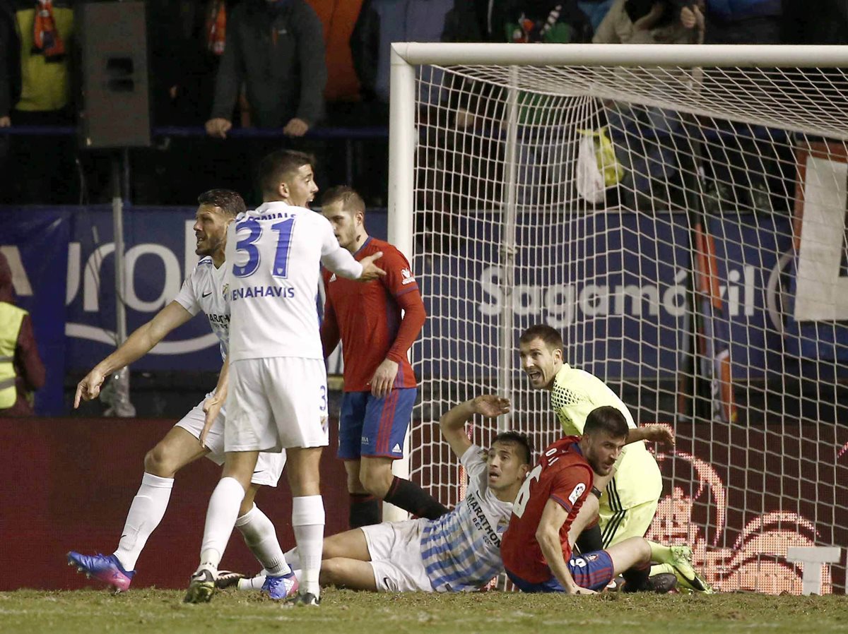 El centrocampista del Málaga, Pablo Fornals (31), protesta una falta dentro del area de Osasuna.(Foto Prensa Libre: EFE)