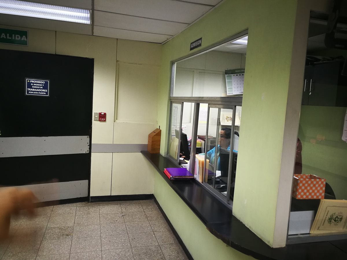 Área de admisión donde son ingresados los datos de los pacientes que son ingresados al IGSS 7-19. (Foto Prensa Libre: Oscar García).