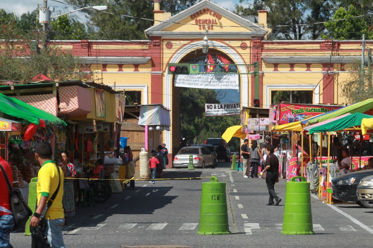 El Cementerio General en la zona 3, es uno de los que más visitantes recibe en esta fecha. (Foto Prensa Libre: Estuardo Paredes)