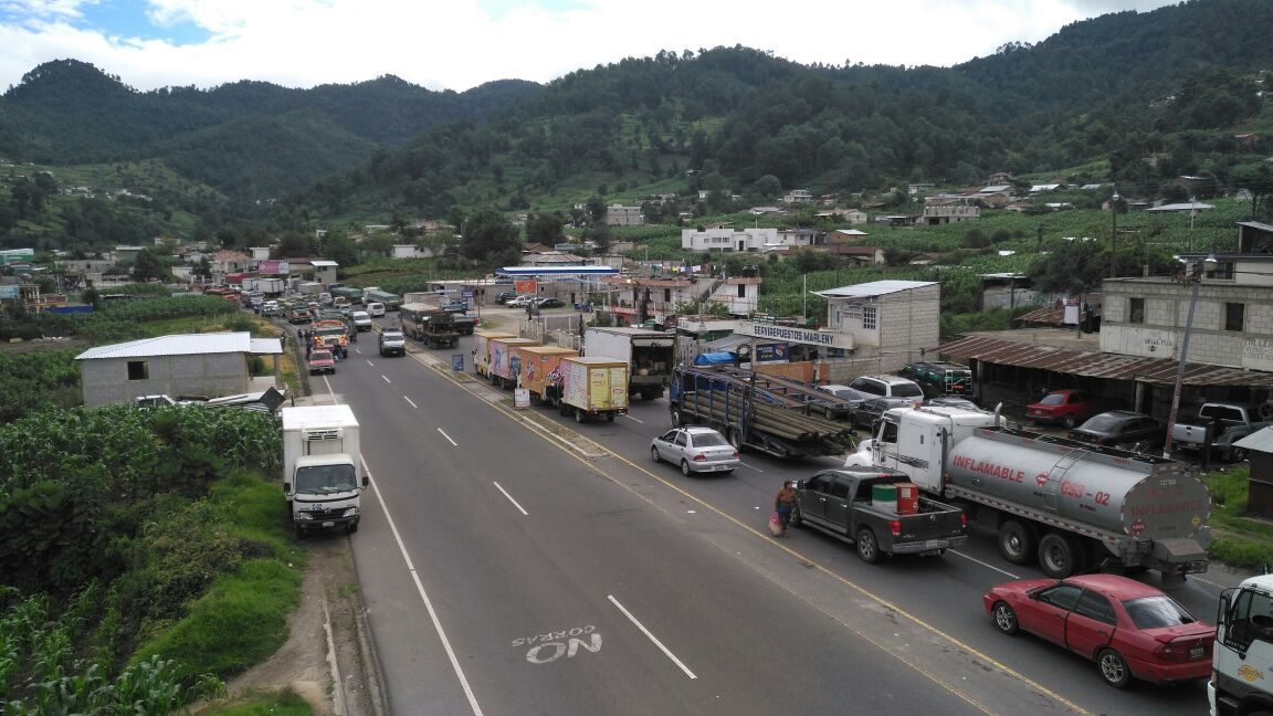 En la ruta Interamericana se generó caos por el bloqueo en Las Trampas. (Foto Prensa Libre: Ángel Julajuja)