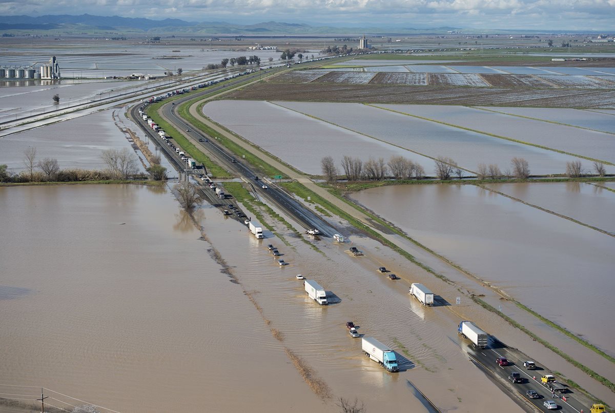 La fuerte lluvia y viento inundaron la Interestatal 5 en Williams,California. (Foto prensa Libre:AP).