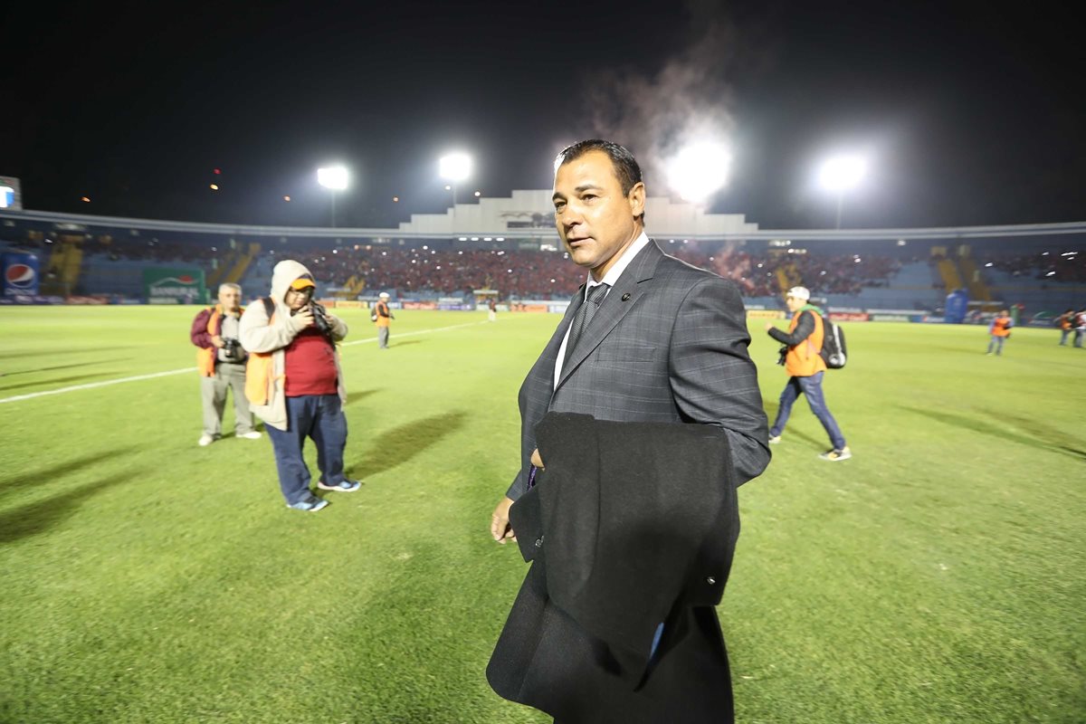 El técnico de Antigua GFC, Mauricio Tapia previo al partido.