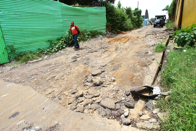 El estado de la 39 avenida de la zona 4 es precario. Son casi 500 metros de mal camino. Los residentes del lugar piden que la comuna verifique la situación. (Foto Prensa Libre: Álvaro Interiano)