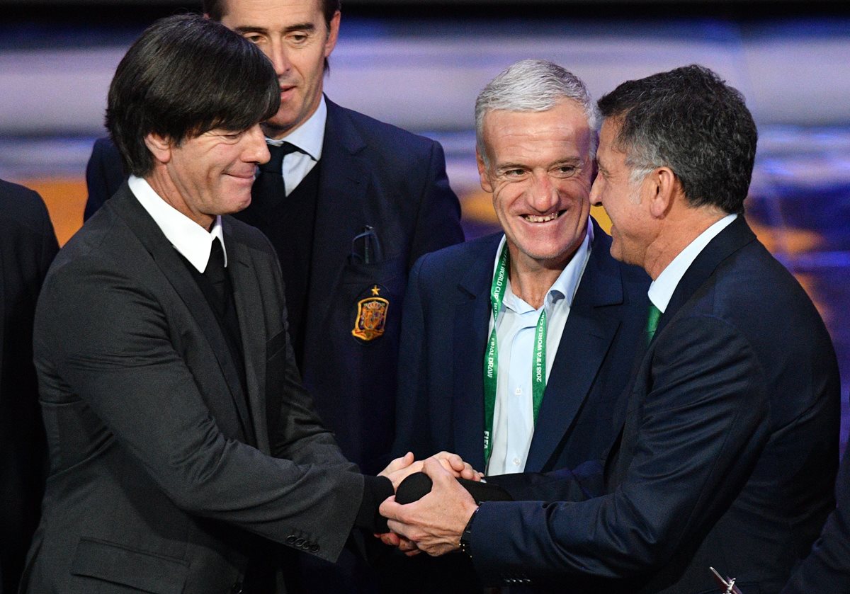 Löw y Osorio se saludaron en el sorteo de los grupos del Mundial de Rusia 2018. (Foto Prensa Libre: EFE)