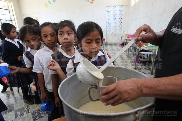 El Ministerio de Educación tiene previsto hacer la primera entrega para la refacción escolar el próximo 20 de enero.(Foto Prensa Libre: Hemeroteca PL)