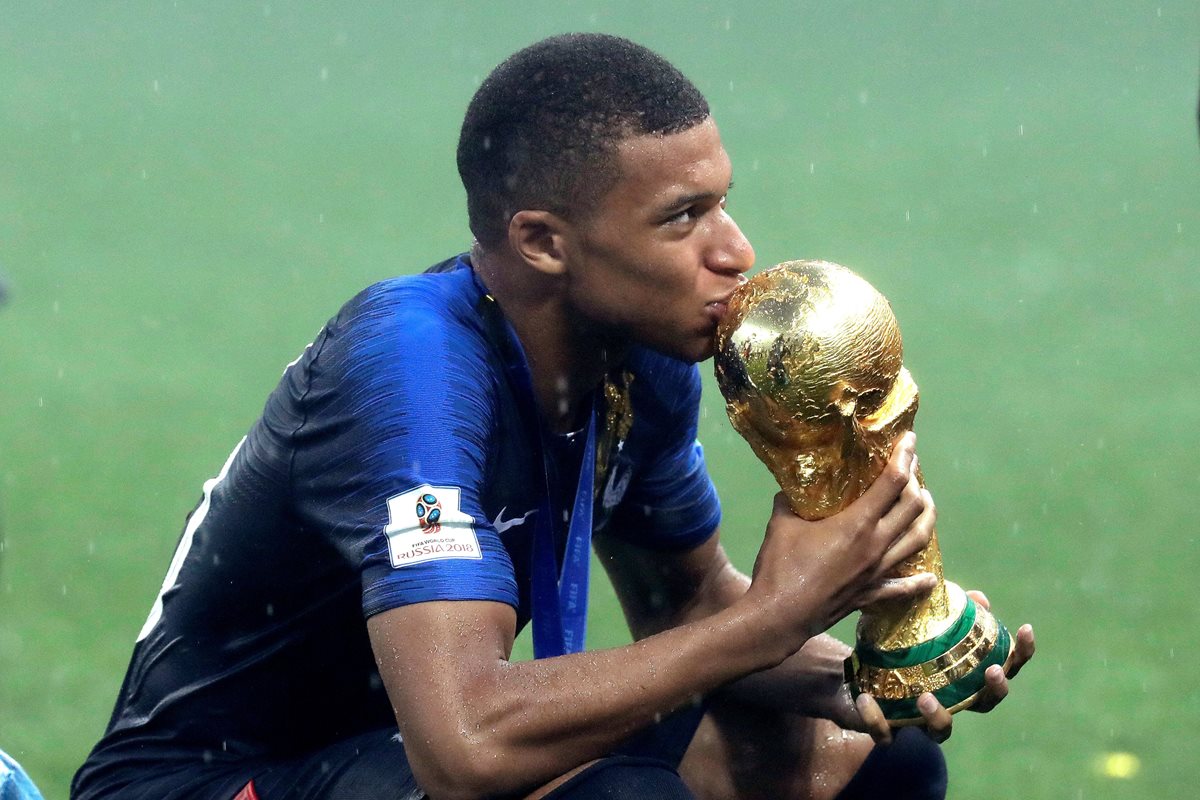 El delantero francés Kylian Mbappé besa el trofeo después de mostrar que fue una de las figuras más relevantes del mundial Rusia 2018.