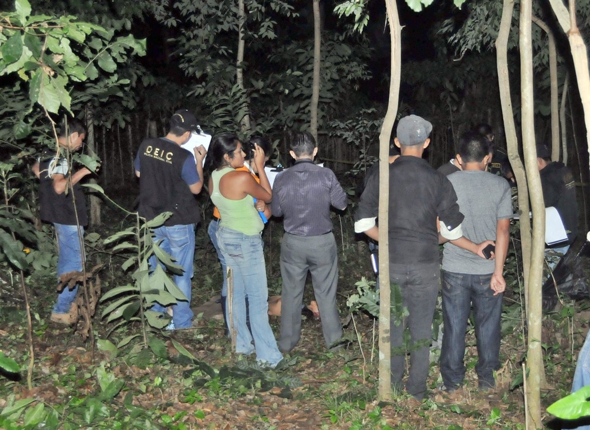 Cadáveres fueron hallados en un terreno baldío. (Foto Prensa Libre: Alexánder Coyoy)