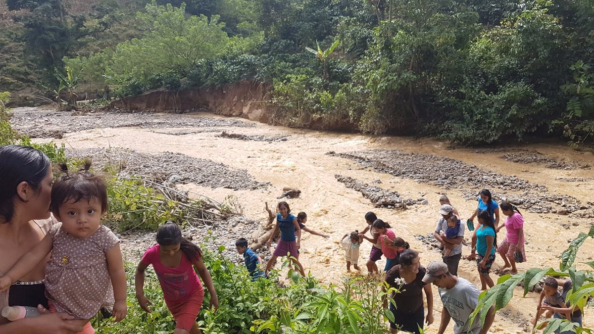 La crecida del río dejó seis viviendas bajo el agua y más de 300 personas afectadas.